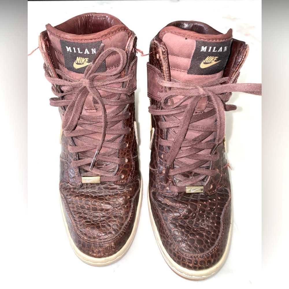 NIKE MILAN
WMNS DUNK SKY HI CITY FW QS
METALLIC GOLD / CHOCOLATE
US (7) /EU 38 - Picture 6 of 13